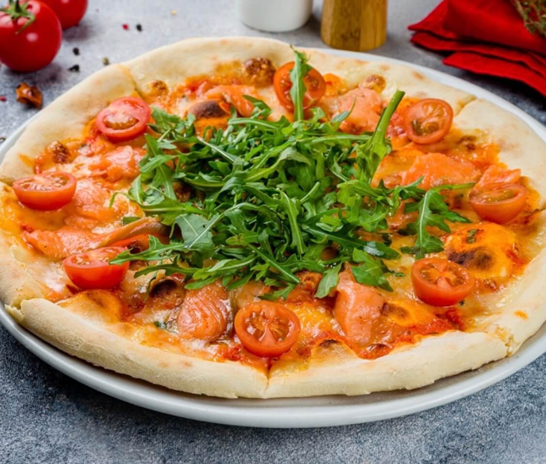 Пицца со слабосоленым лососем и рукколой